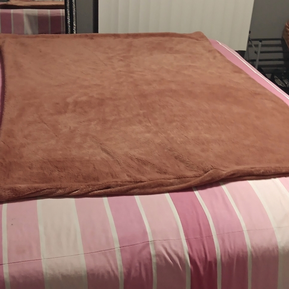 Beautiful Plush Soft Throw Blanket - Picture 2 of 7